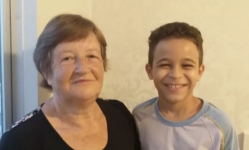 Mit 63 Jahren lernt sie dank ihres Enkels Lesen und Schreiben: Sie folgen zusammen dem Fernunterricht seiner Lehrerin